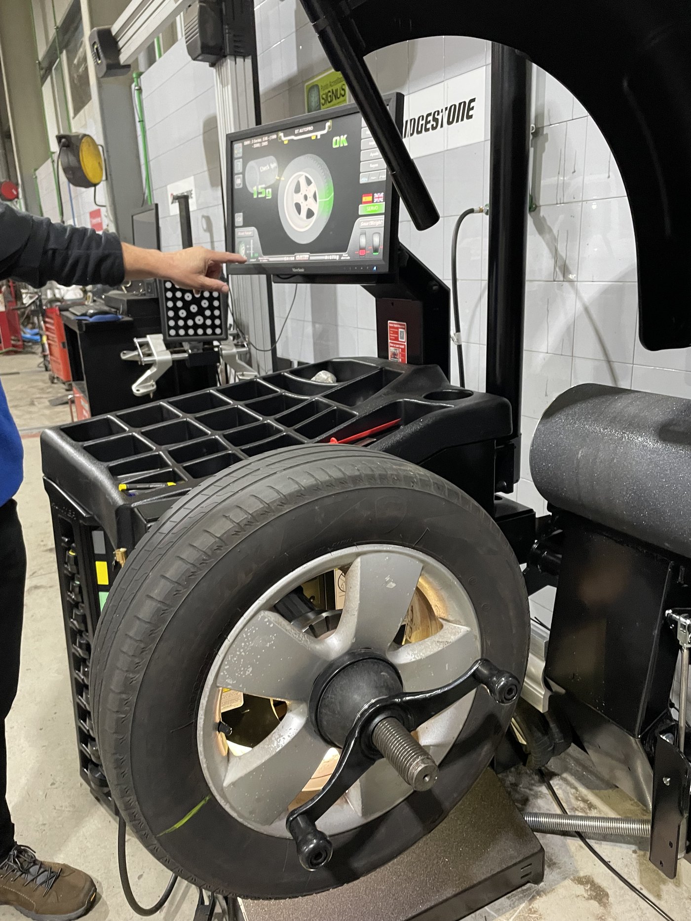 Técnico de DT Autopro comprobando el equilibrado de una rueda